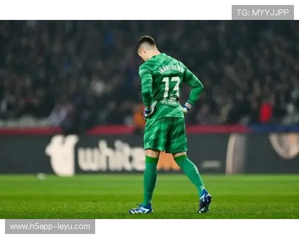 佩德里伤缺至12月！卡萨多搭档德容组双后腰，巴萨中场面临重组挑战